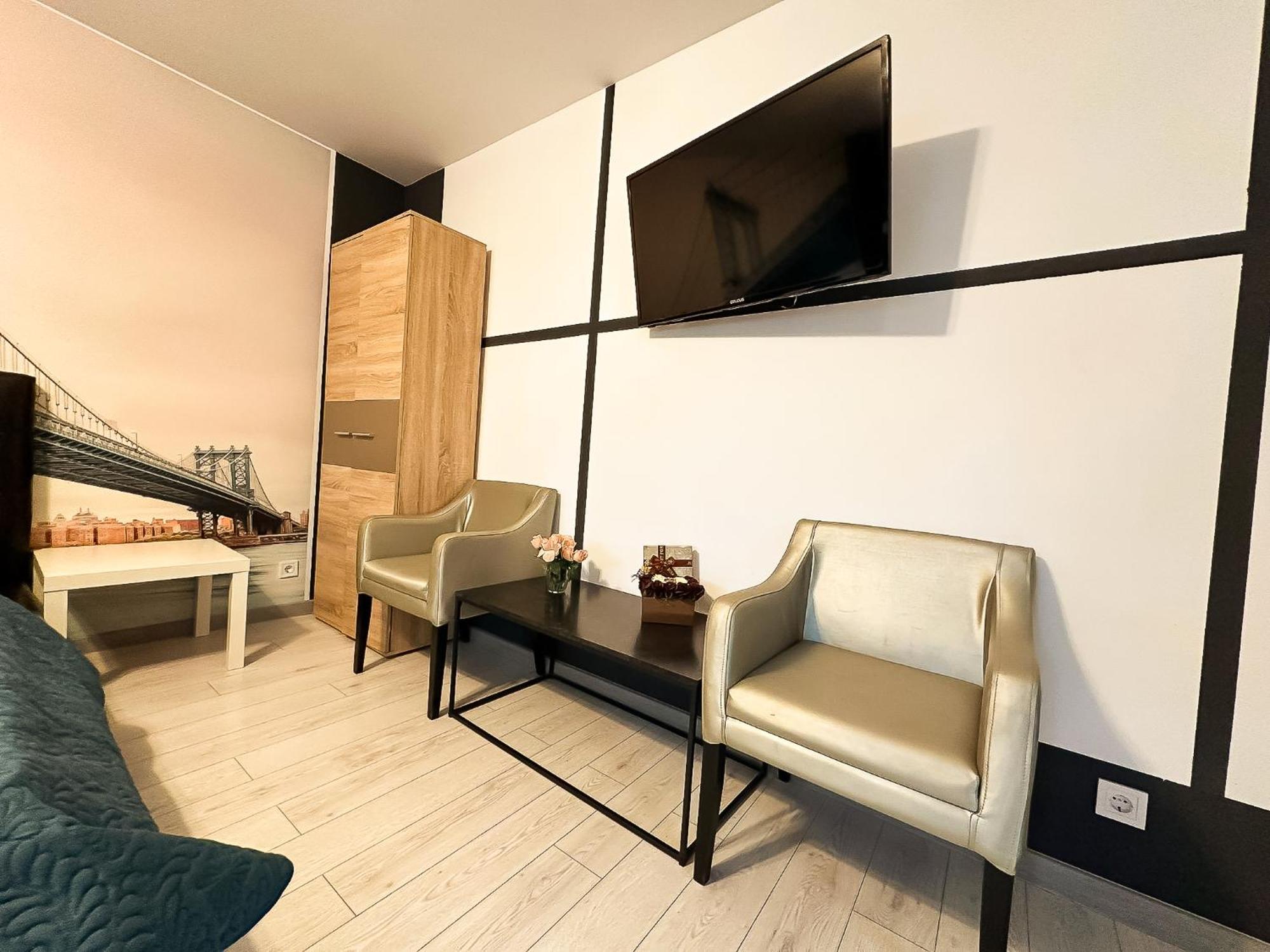 The Bridge - Central Studio With Free Parking Craiova Ngoại thất bức ảnh